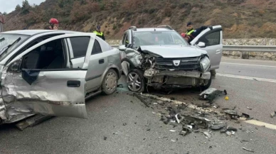 İki otomobil kafa kafaya çarpıştı : 2 yaralı