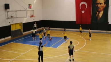 İl Birincisi olan takım, kupalarını Katipoğlu'nun elinden aldı