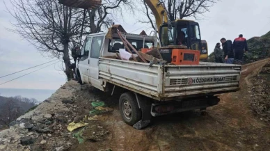 Kaygan yolda ekskavatör kamyonete çarptı: 1 yaralı
