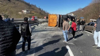 Kil yüklü kamyon devrildi, sahil yolu bir saat ulaşıma kapandı: 1 yaralı