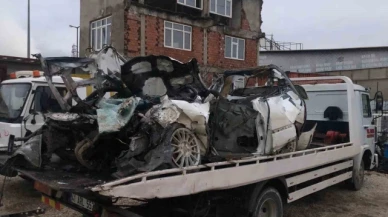Kontrolden çıkan otomobil tıra ok gibi saplandı: 1 ölü