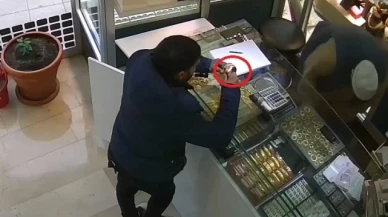 Kuyumcuda pes dedirten 105 bin liralık bilezik hırsızlığı kamerada