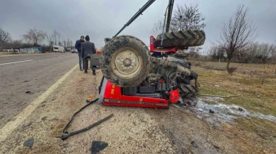 Minibüsle çarpışan traktör devrildi: 3 yaralı