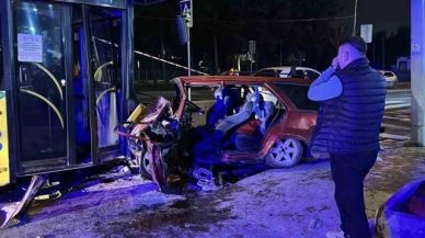 Otomobil ile İETT otobüsünün çarpıştığı kazada 2 kişi hayatını kaybetti
