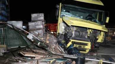 Tır iş yerine daldı, o anlar kameraya yansıdı