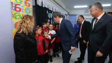 Vali Bakan, öğrencilerin karne heyecanına ortak oldu