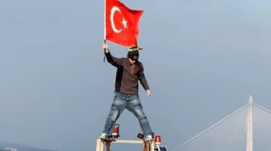 Yangın faciasında hayatını kaybedenler için 150 metre yükseğe tırmanıp Türk bayrağı açtı