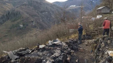 Yangında ahşap ev küle döndü