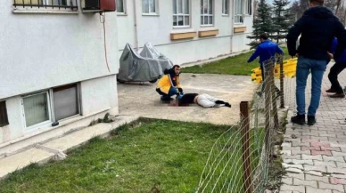 5.kattan düşen genç, ağır yaralandı