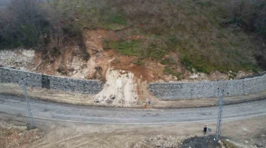 Heyelanda istinat duvarı çöktü