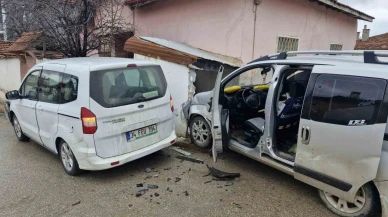 İki hafif ticari araç çarpıştı, sürücüler burnu bile kanamadan kurtuldu