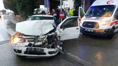 Otomobil ile kamyonet çarpıştı: 4 yaralı