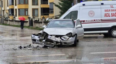 Yağış yüzünden kayganlaşan yolda 3 araç kazaya karıştı