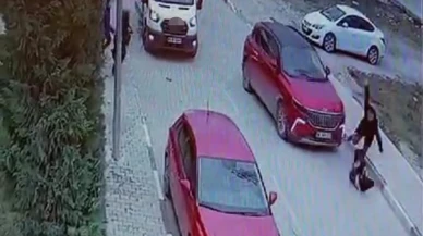 Karşıya geçen çocuğa otomobil çarptı, o anlar güvenlik kamerasına yansıdı