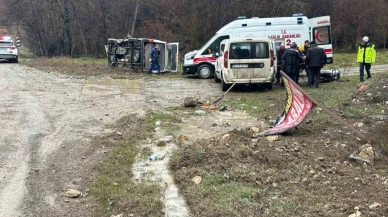 Kaygan yolda kontrolden çıkan minibüs devrildi: 2 yaralı
