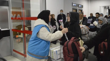 Umre'den Dönen Gençler Güllerle Karşılandı