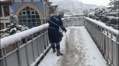 Belediye Ekiplerinden Üst Geçitlerde Buzlanmaya Karşı Önlem