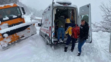 84 yaşındaki kadın yoğun kar altında ambulansa yetiştirildi