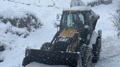 Kar nedeniyle kapanan yolda cenaze iş makinesi ile taşandı