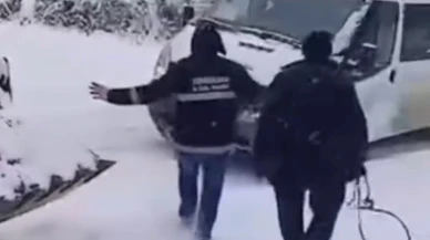 İş makinesinin çarptığı öğrenci servisi metrelerce kayıp duvara çarptı