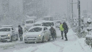 Rampa çıkamayan araçlar trafiği sıkıştırdı