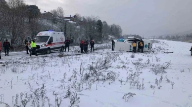 Yardıma giden UMKE aracı buzlu yolda devrildi: 1 yaralı