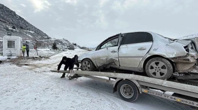 Güvenlik kulübesine çarpan otomobil sürücüsü yaralandı