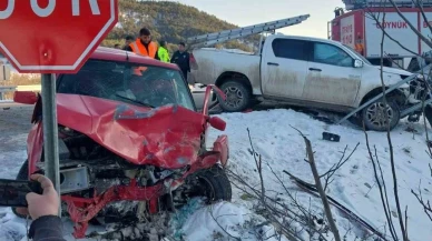Cip otomobille çarpıştı: 4 yaralı