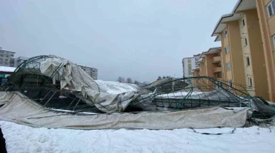 Kara dayanamayan halı sahanın çatısı çöktü