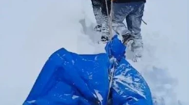 Kar nedeniyle cenazeyi brandaya sarıp iple çekerek köye taşıdılar