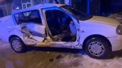 Hasta taşıyan ambulans ile otomobil çarpıştı: 8 yaralı