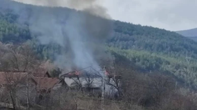 Alevlere teslim olan iki katlı ahşap ev kullanılamaz hale geli