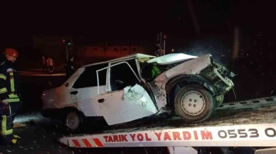 Alkollü sürücünün kullandığı Tofaş otomobil tuzlama aracına çarptı: 1'i ağır 2 yaralı