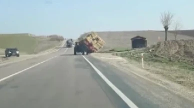 Amasya'da traktörün taşıdığı saman balyaları devrildi: O anlar kamerada