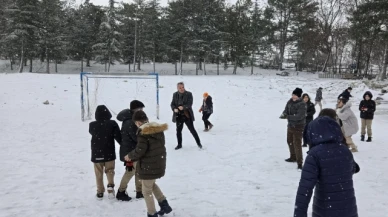 Davu, Öğrencilerle Kartopu Savaşı Yaptı