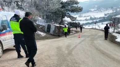 Erpiliç işçilerini taşıyan minibüs devrildi: 22 yaralı