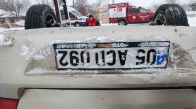 Hastane randevusuna giderken karlı yolda şarampole devrildiler: 3 yaralı
