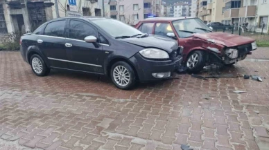 İki otomobil çarpıştı, sürücüler burnu bile kanamadan kurtuldu