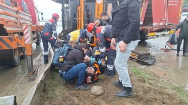 Karayolları yol süpürme kamyonu yola devrildi: 1 yaralı