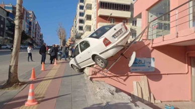 Kazara el freni indirilen otomobil binanın merdiveninde asılı kaldı