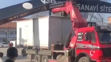 Konteyner taşıyan vinç sanayi nizamiyesine takıldı