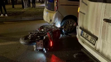 Minibüsün altında kalan motosiklet sürücüsü hayatını kaybetti
