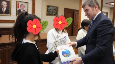 Öğrencilerden Vali Bakan'a helva ikramı