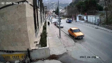 Önüne çıkan otomobile çarparak takla atan motosiklet sürücüsü şok geçirdi: O anlar kamerada