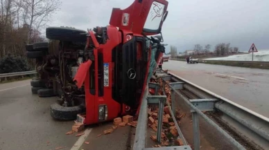 Tuğla yüklü kamyon devrildi: 1 yaralı