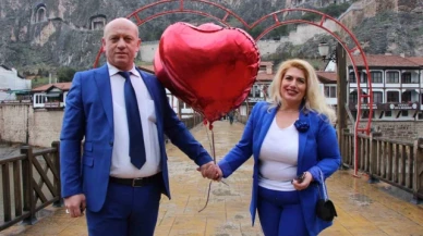 Türkiye'nin en renkli aşıkları: 26 yıldır aynı renk elbiseler giyiyorlar