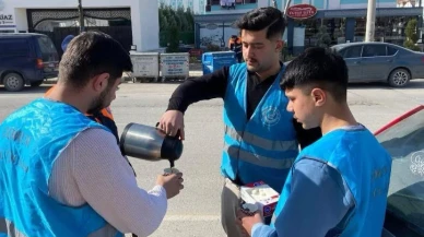 Ülkü Ocakları’ndan Temizlik İşçilerine Anlamlı Jest
