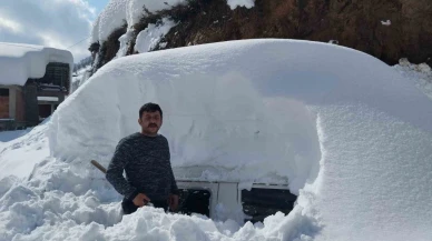 Karla kaplı bahçesinde arabasını bulmak için saatlerce uğraştı