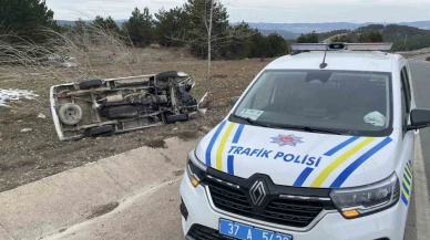 Devrilen minibüsteki 3 kişi yaralandı