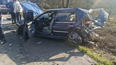 Lastiği patlayan otomobile yangın söndürme tüpü taşıyan kamyonet çarptı: 3 yaralı